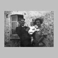 022-0357 Goldbach 1937. Ehepaar Gerhard und Lotti Kohn, geb. Albrozeit mit ihrer Tochter Inge.jpg